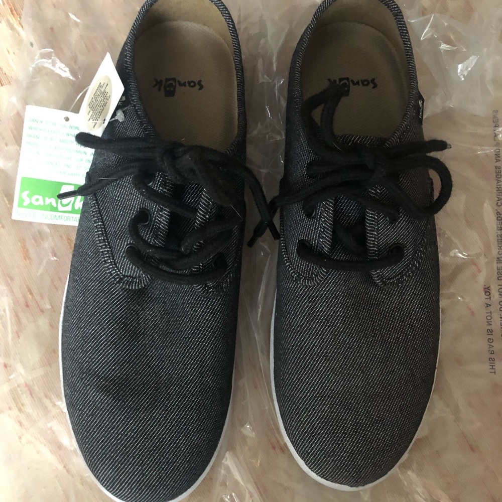 Men’s brand new sneakers.